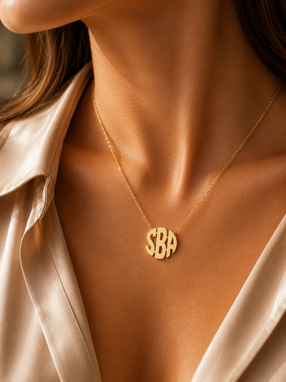 Üç İsmi Bir Arada Taşı — Kişiye Özel 925 Gümüş Monogram Kolye